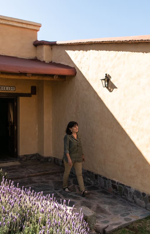 Cuando Alicia Palacio descubrió la cálida casona supo que era "donde quería y debía estar". Se enamoró de Huacalera, de sus callecitas, del río y de su gente.