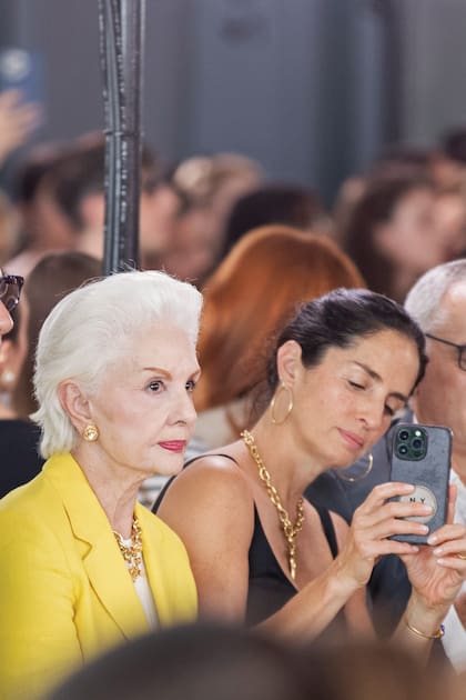 Cuando apareció con un traje sastre color amarillo, la diseñadora Carolina Herrera sorprendió a celebritites, estilistas y amigas de la casa que se dieron cita en el Museo Whitney de Nueva York para ver la propuesta primavera-verano 2024 de su firma. La acompañó su hija Carolina, quien apostó por un vestido negro con breteles finitos.