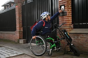 Arregla celulares pero tiene que trabajar como delivery en silla de ruedas porque no le alcanza la plata