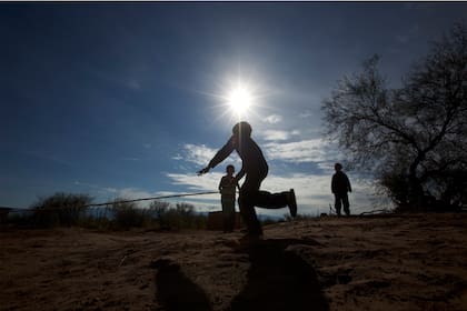 Cuando cae el sol, los hombres de todas las edades del pueblo se juntan en el playón ubicado al lado de la comisaría para jugar al fútbol.