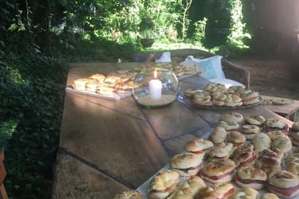 Cuando cae la tarde, la pool party se extiende y los sandwiches de pletzalej, trencitas y panes caseros reponen energías.