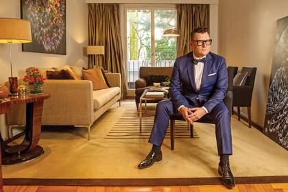 “Cuando compré el departamento,
Gloria César vino y me dijo todo lo
que haría ella, como bajar techos o
entelar algunas paredes. Después
compartimos cuatro sábados
recorriendo el Mercado de Pulgas, la
Feria de San Telmo y algunos locales.
Ella fue muy generosa y me enseñó,
además, el arte de la composición”,
cuenta el dueño de casa.