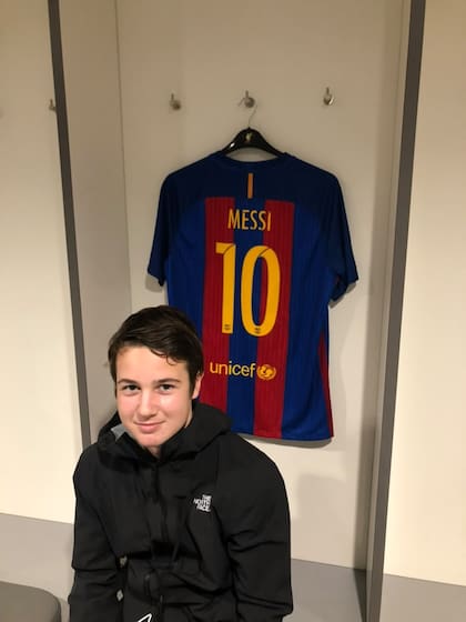 Cuando cumplió 13 años, Alex Brooke recibió el regalo más especial: ir a ver a Messi a Barcelona