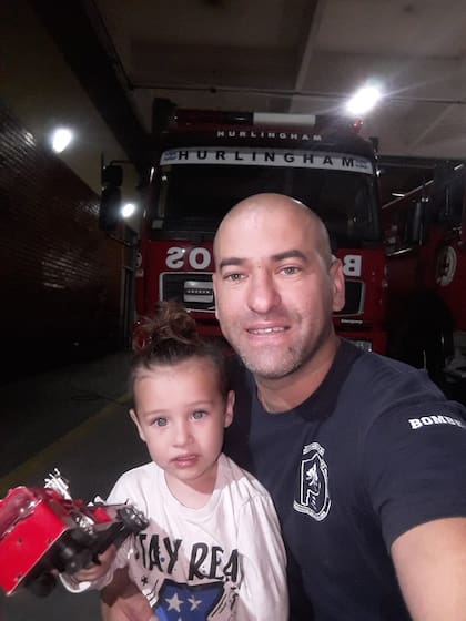 Cuando debe ir al cuartel por alguna razón y le toca cuidar a su hijo de cinco años, lo lleva con él. "A él le fascina ir"