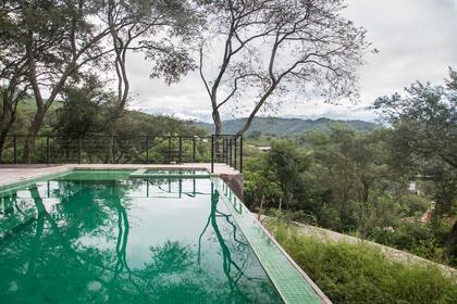Cuando el agua refleja árboles y cielo, el jardín se expande más allá de sus propios límites