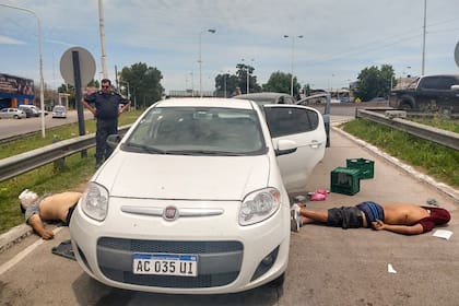 Cuando el auto de los asaltantes llegó al cruce de la colectora y la calle Río de la Plata fue interceptado por un patrullero y lo embistió en la parte trasera