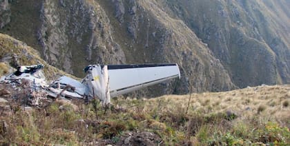 Cuando el avión despegó de San Luis, se topó con una fuerte tormenta, y los vientos lo desplomaron en el cerro (Foto: Archivo de la Oficina de Accidentes Aéreos)