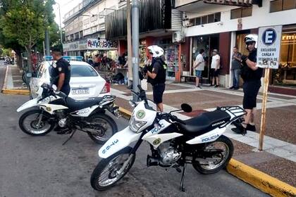 Cuando el comercio llamó a la Policía, llegaron policías a pie, en motos y en patrulleros