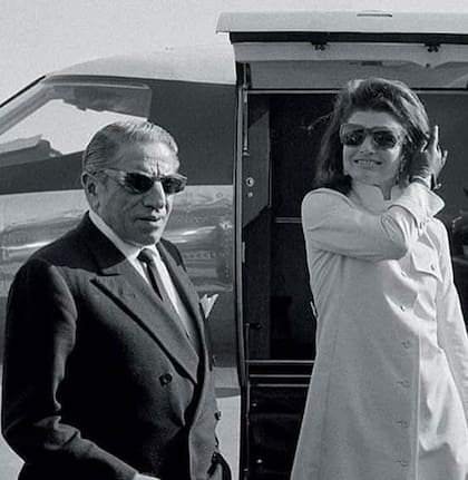 Cuando el documental "Grey Gardens" se filmó, Jackie Kennedy estaba casada con el multimillonario Aristóteles Onassis y era una de las mujeres más poderosas del mundo