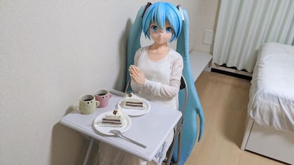 Cuando el holograma con el que se casó en 2018 dejó de funcionar, Akihiro Kondo mandó a hacer una muñeca en tamaño natural de Hatsune Miku, su esposa
