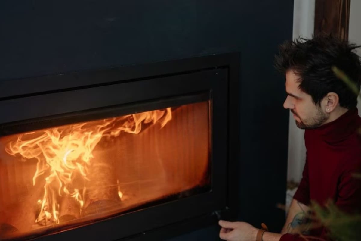 Cuando el joven encendió la salamandra no se percató de que encima de la misma se encontraba el teléfono celular de su madre