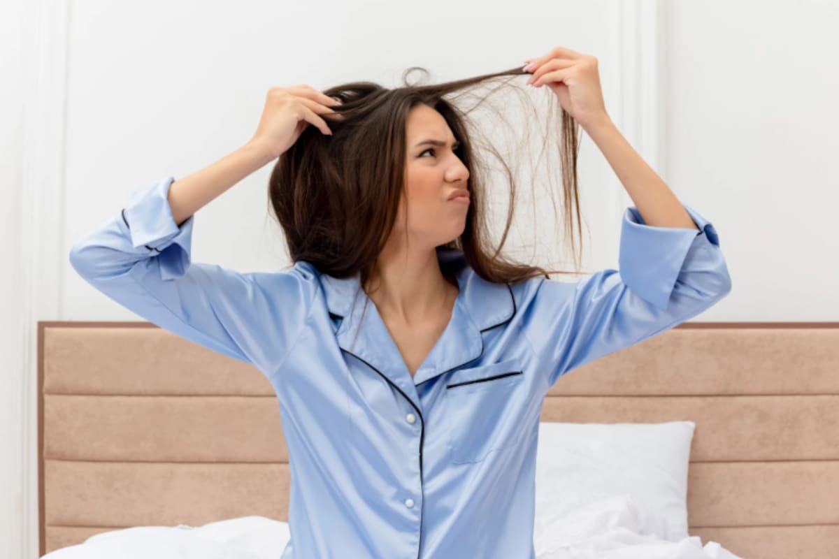 Cuando el pelo está húmedo, se encuentra en su estado más vulnerable. Foto: Freepik