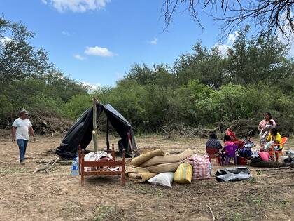 Cuando el Pilcomayo desbordó, familias enteras escaparon de sus casas hacia el monte o improvisaron campamentos al costado de los caminos