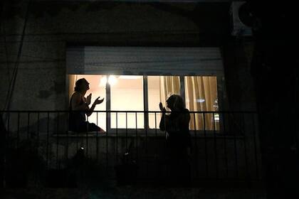 Cuando el reloj marcó las 22, el silencio de la noche se rompió por las bocinas, los gritos y la música, para homenajear al astro del fútbol