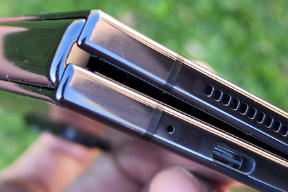 Cuando el Samsung Galaxy Z Fold4 está cerrado tiene un grosor de casi 16 mm en el lomo, y algo más de 14 mm en la punta