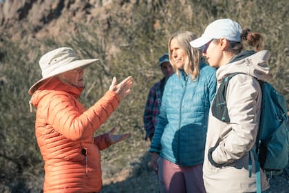 “Cuando empecé a investigar sobre proyectos de conservación a gran escala, era evidente que las dos personas más influyentes a nivel global habían sido los Tompkins. Así que la llamé a Kris (en la foto, con campera naranja) y ella me preguntó si podía estar en las próximas 48 horas en Pumalín, Chile
