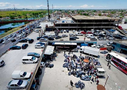 Cuando empezó el operativo, en La Salada ya había ómnibus con compradores