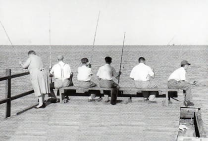 Cuando en el extremo del muelle no había barandas.