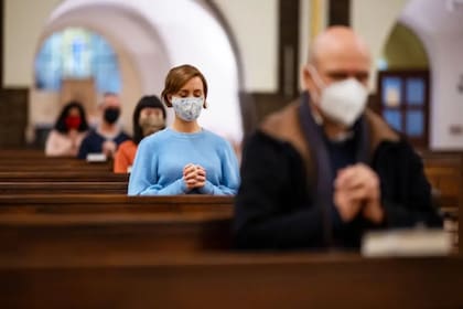 Cuando entramos en oración, el lóbulo frontal se enciende. Pero en la oración profunda, la actividad del lóbulo frontal disminuye nuevamente.