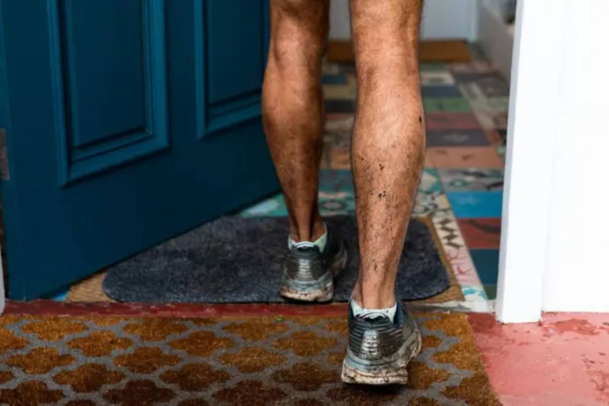 Cuando entras a la casa con calzado, no es solo la suciedad visible la que traes con ellos.