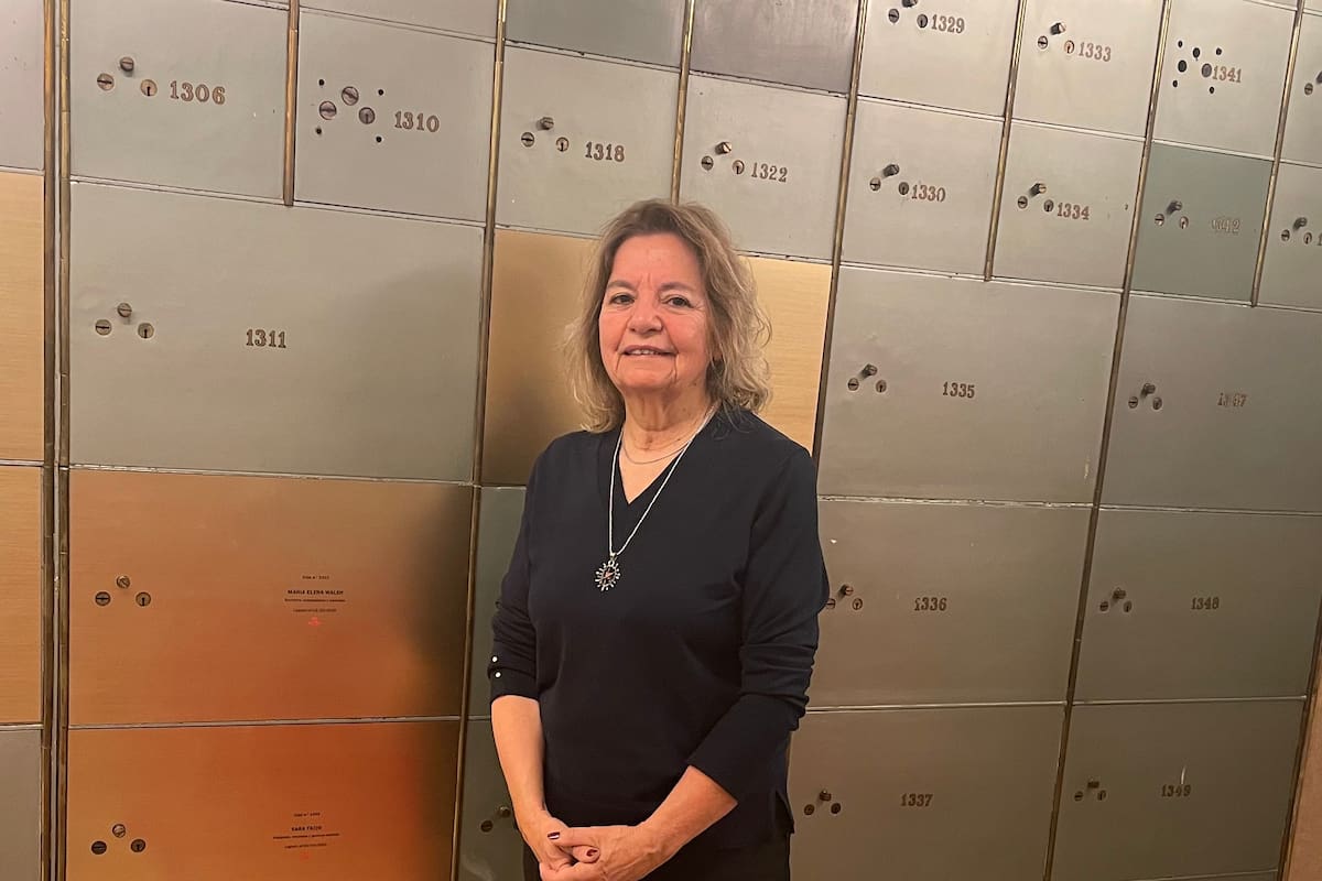 “Cuando entré en la bóveda sentí que aquel era el lugar donde habitaba una gran familia", dice Graciela García Romero, junto a las cajas que guardarán piezas del legado de María Elena Walsh y Sara Facio