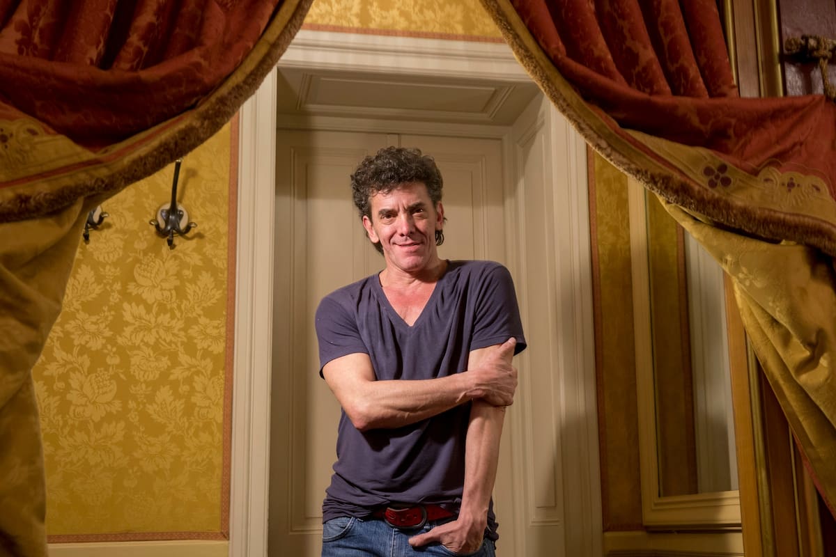 Cuando era chico jugaba al fútbol en River, pero se decidió por la danza, disciplina que lo hizo popular