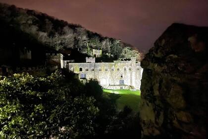 “Cuando era niño salía de clases todos los días para pasar horas explorando el castillo”, expresó Baker en 2018, que durante su adolescencia escribió un libro sobre su amado castillo