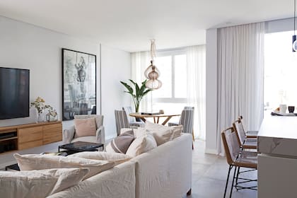 Cuando es necesario, los cuerpos del sillón se pueden separar. Las piezas de porcelanato del piso se colocaron trabadas.