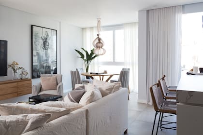 Cuando es necesario, los cuerpos del sillón se pueden separar. Mueble flotante (Carpintero Roberto Ruiz para DIPA Arquitectos). Las piezas de porcelanato del piso se colocaron trabadas.