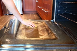 El truco sencillo para sacar la grasa pegada en el fondo del horno
