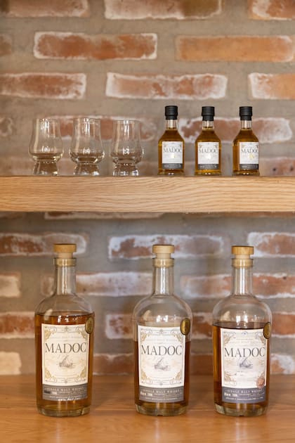 Cuando está listo, el whisky es transparente. Lo que le da el color que es el paso por la barrica, el contacto con la madera.