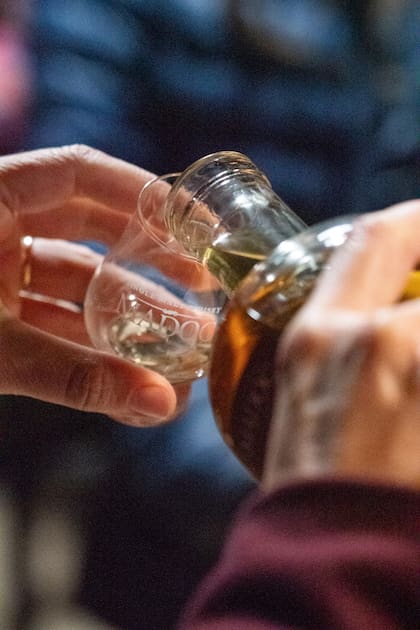 Cuando está listo, el whisky es transparente. Lo que le da el color que conocemos es el paso por la barrica.