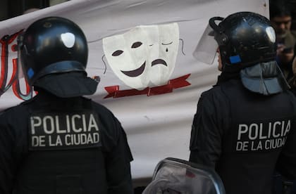 Cuando estaba por culminar el abrazo al INT, la policía desplegó una fuerte operativo para permitir el tránsito por la avenida Santa Fe