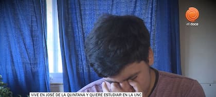 Cuando Gonzalo termina de cursar, ya no hay frecuencia de colectivos hasta su pueblo y debe bajar en uno aledaño
