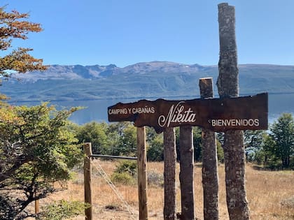 Cuando Gretel y Nikita llegaron a la zona, dijeron "es acá", sin dudarlo. Después de muchos trámites, lograron montar las cabañas y el camping.