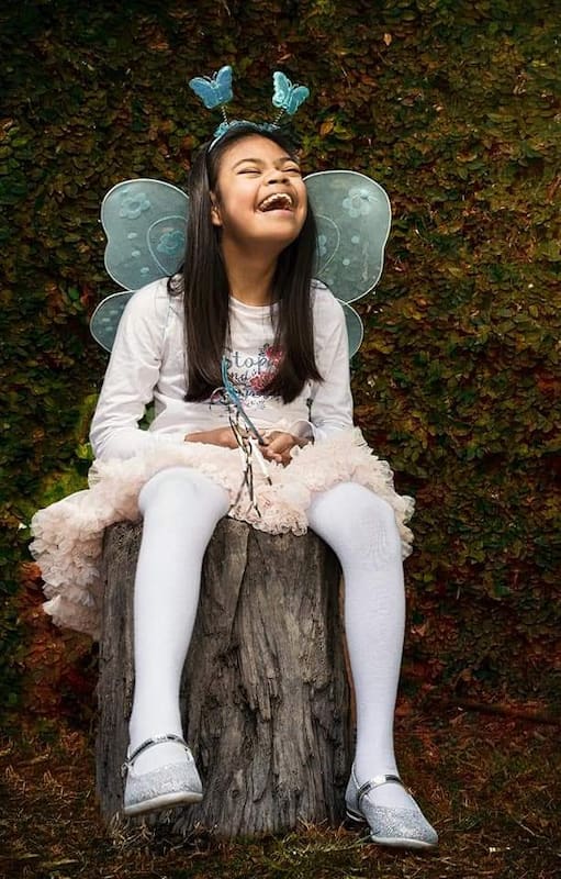 Cuando Gustavo y Adolfo la conocieron, Fer no sonreía. Hoy, en cambio, es una niña feliz a la que le encanta la música.