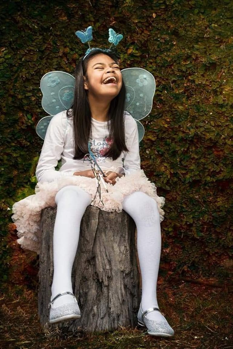 Cuando Gustavo y Adolfo la conocieron, Fer no sonreía. Hoy, en cambio, es una niña feliz a la que le encanta la música.