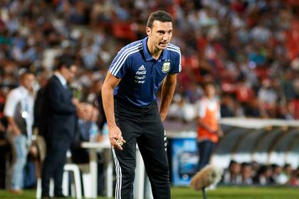 "Cuando hablaba de calor y cercanía de público, era simplemente eso, estar más cerca. No hablaba de hinchada ni de aliento ni nada", advirtió Scaloni sobre su preferencia por ciertos estadios y no el de River.