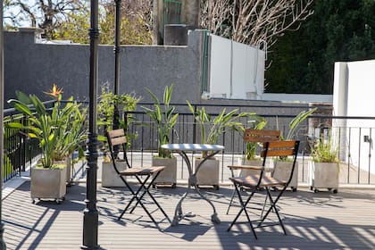 Cuando hay buen tiempo, la terraza también se aprovecha para charlas y eventos.