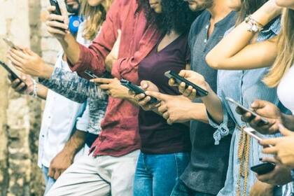 Cuando hay muchas personas tratando de conectarse a Internet al mismo tiempo, se producen caídas, algo que 5G planea resolver con el despliegue de nuevas tecnologías inalámbricas