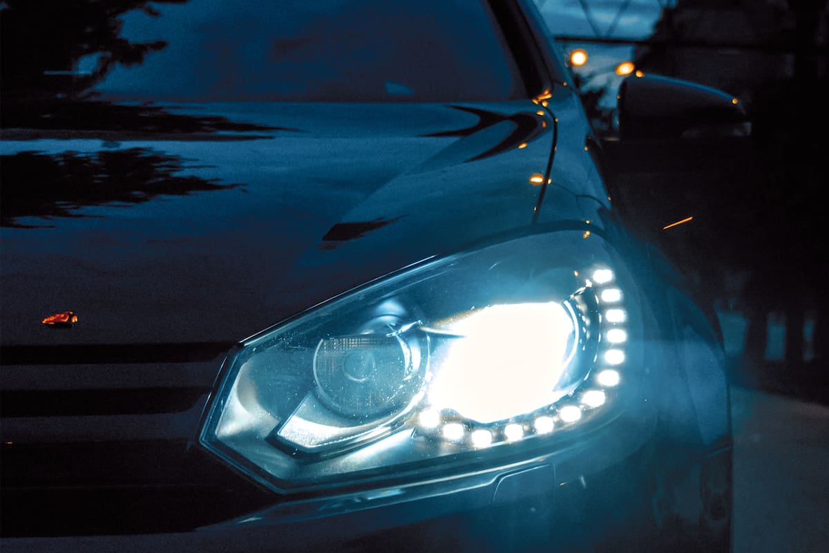 Cuando hay niebla hay que circular con las luces bajas y las antiniebla encendidas
