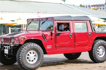 Cuando incursionó en la política como gobernador de California –cargo que mantuvo de 2003 a 2011–, se convirtió en un embajador de los vehículos eco-friendly, y es dueño del primer Hummer eléctrico