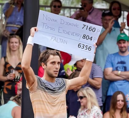 Cuando ingresó al Top 100, Tomás Etcheverry mostró un cartel con los puntos entre él y Djokovic
