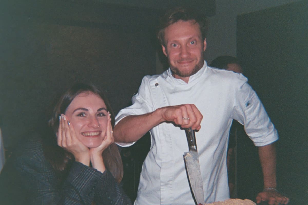 Cuando Ksenia piensa en el comienzo de su historia con Kosta, no recuerda un beso ni una charla; Recuerda un plato con el que él la conquistó en su segunda cita: merluza negra