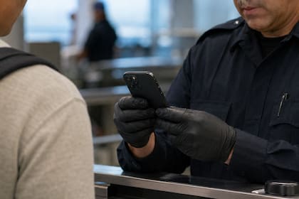 Cuando la inspección no puede completarse en el momento, CBP puede retener temporalmente el dispositivo