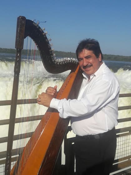 “Cuando la Isabel Sarli venía a filmar las películas en el Salto Rivadavia, cruzábamos con toda la gurisada por acá arriba y la espiábamos”, recuerda
