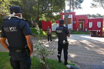Cuando la justicia autorizó el desalojo, en el interior se encontró una enorme cantidad de bebidas alcohólicas con etiquetas de alto precio