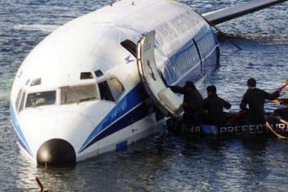 Cuando la marea subió, los peritos debieron usar un gomón de Prefectura para poder ingresar a la aeronave.