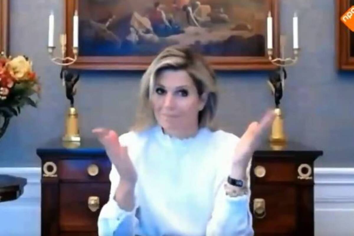 Cuando la participante le pide disculpas a "su majestad" por la grosería, Máxima abre sus brazos como para decir "ya pasó"