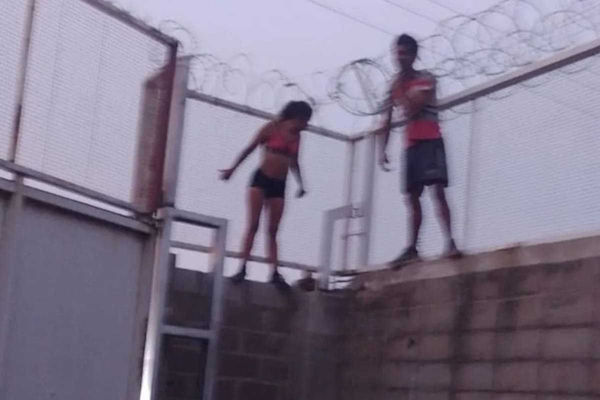 Cuando la policía llegó al mayorista se encontró con los ladrones subidos a la pared del depósito y atorados con el alambre de púa